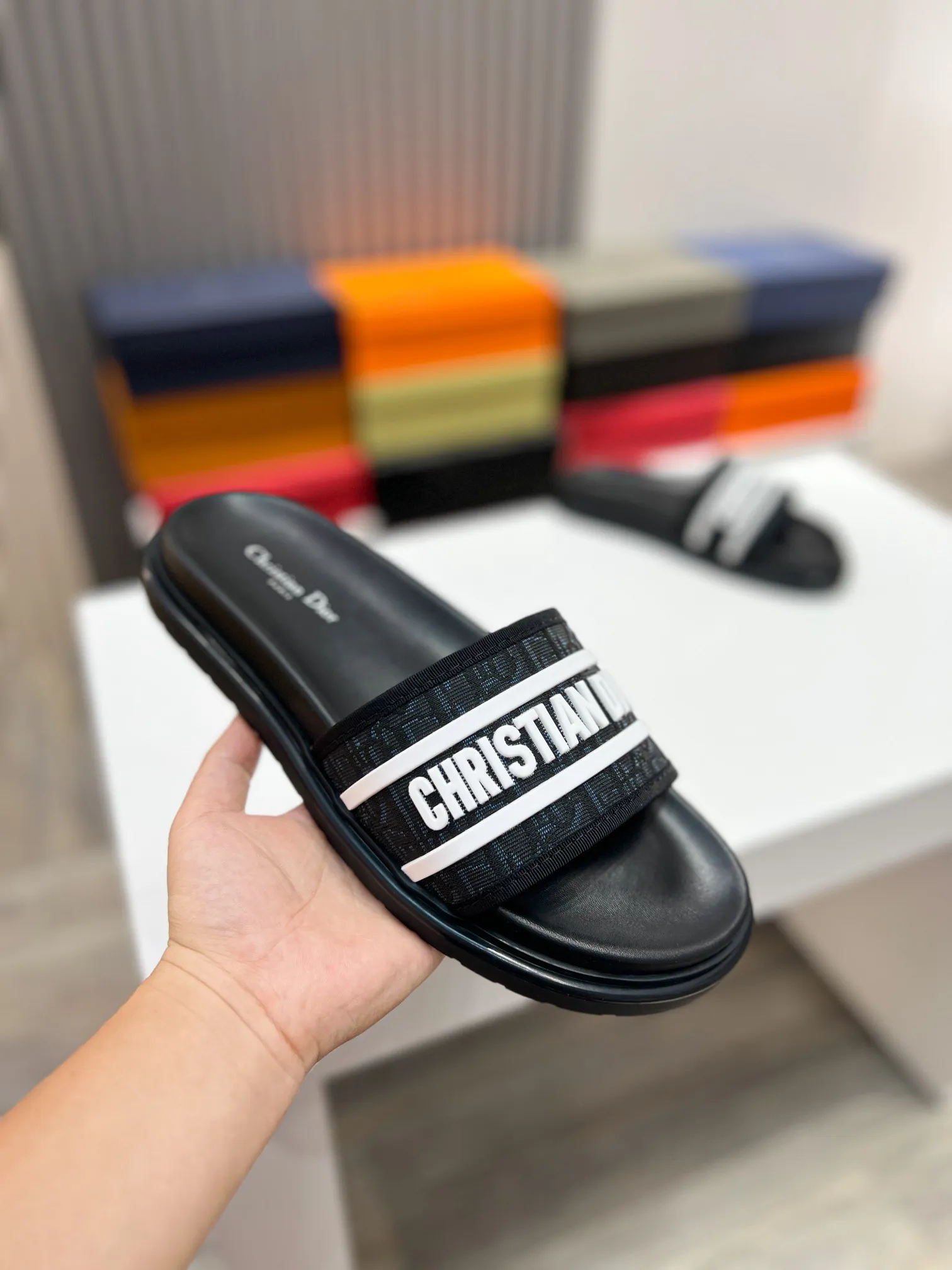 Men's men's shoes💰340【DIOR】🐝🐝Top version. 2024ss Dior’s latest men’s slippers are a must-have. Dior Alias ​​Men's Genuine Leather Slippers This summer new Alias ​​sandal embodies a casual and elegant style. Carefully crafted from grained cow leather and Oblique printed fabric, with cowhide lining! Cross-strap design with metal-clad brass CD Diamond logo. The imported cowhide leather and rubber sole adds sophistication and comfort, while Oblique print-effect anti-slip panels add style. Size39-44 (customized at 38.45)